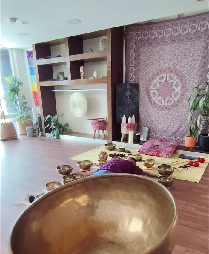 Cuenco tibetano en primer plano durante una sesión