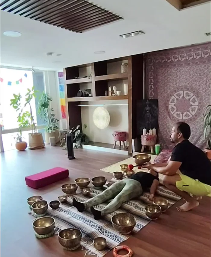 Sesión de sonido con cuencos a la luz del día
