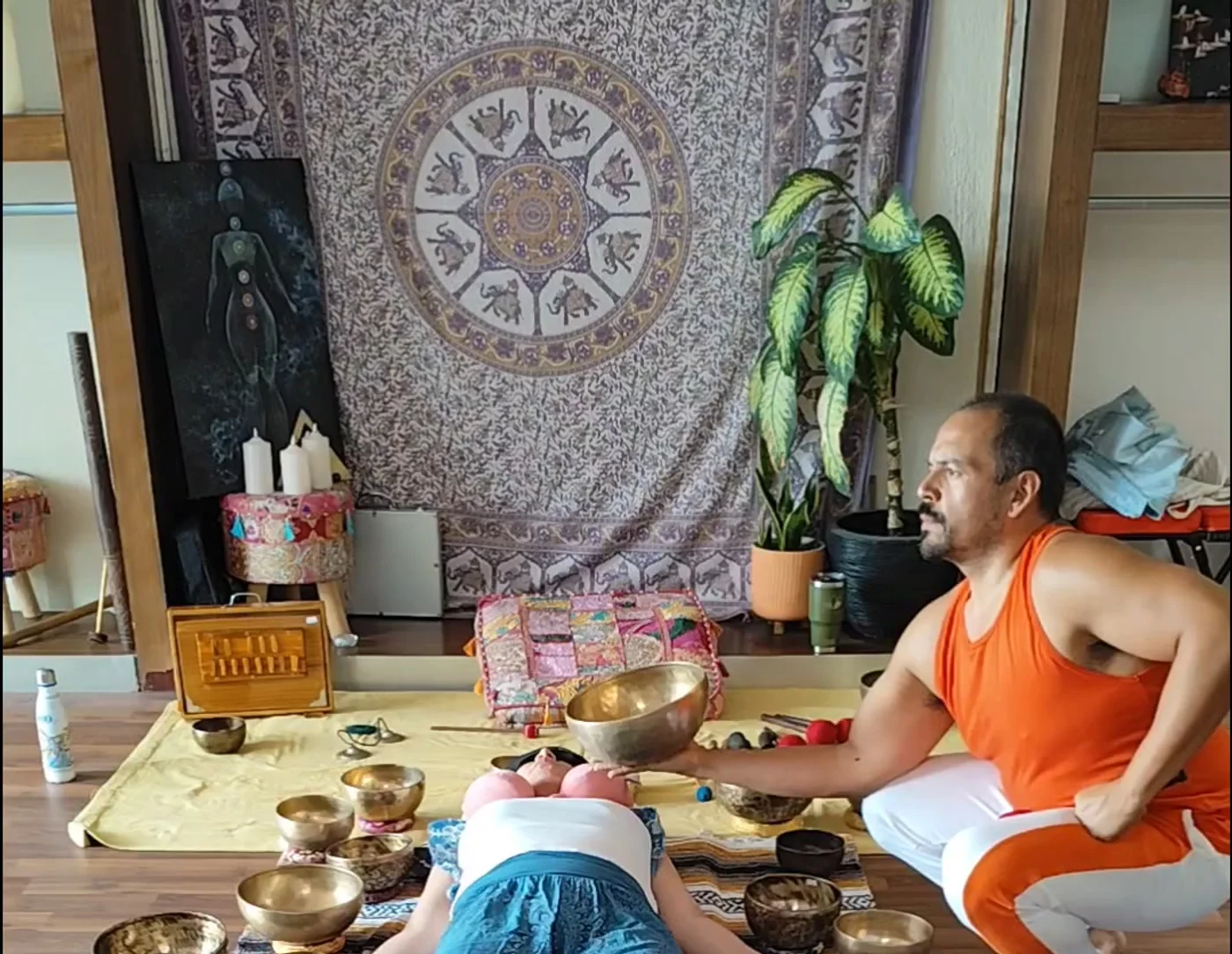 Rincón de sonido con gong en el estudio Prana Yoga Room