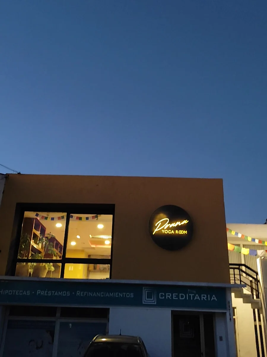 Fachada de Prana Yoga Room, Zapopan, al atardecer