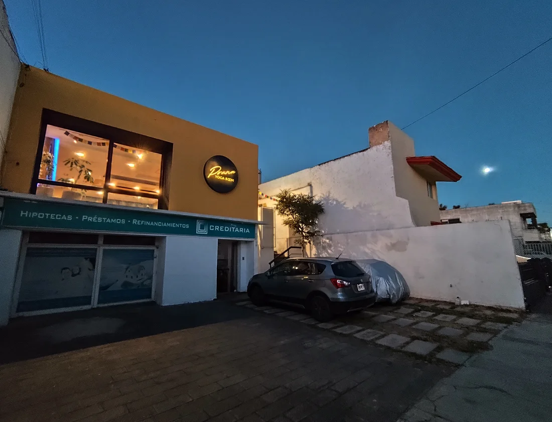 Fachada de Prana Yoga Room al atardecer, Zapopan