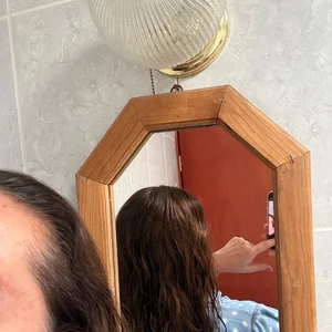 Claudia mostrando su cabello tras usar el aceite Bhringraj